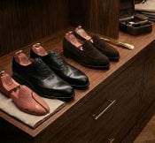 Schoenblokken in de kast