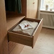 Rode cederhouten ballen in de kast